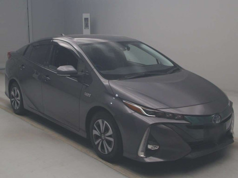 2017 Toyota Prius PHV ZVW52[2]