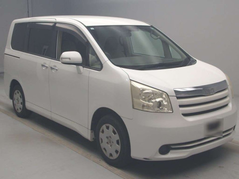 2009 Toyota Noah ZRR70G[2]