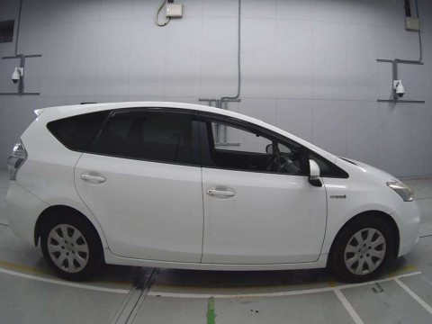 2011 Toyota Prius alpha ZVW41W[2]