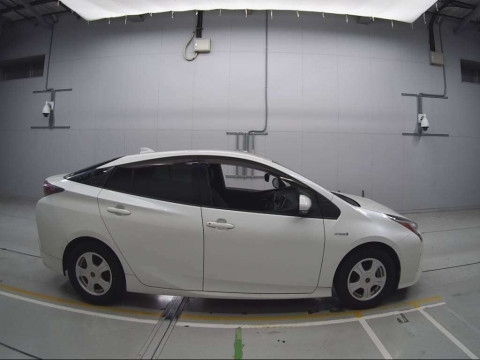 2017 Toyota Prius ZVW50[2]