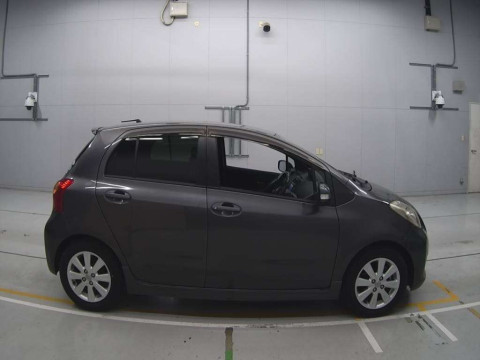 2010 Toyota Vitz SCP90[2]