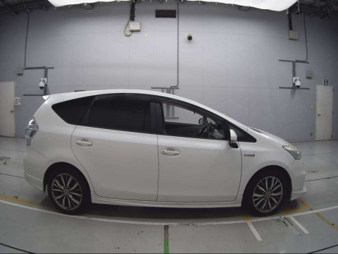 2012 Toyota Prius alpha ZVW40W[2]