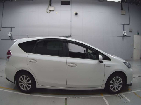 2014 Toyota Prius alpha ZVW41W[2]