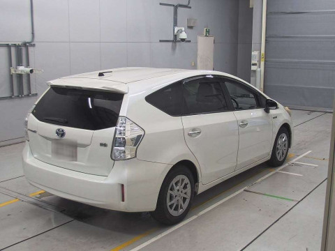 2013 Toyota Prius alpha ZVW40W[1]