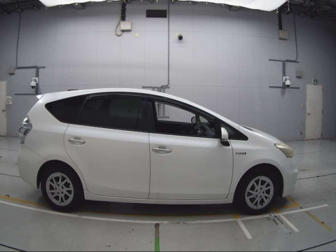 2013 Toyota Prius alpha ZVW40W[2]