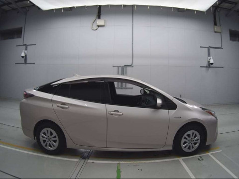 2016 Toyota Prius ZVW50[2]