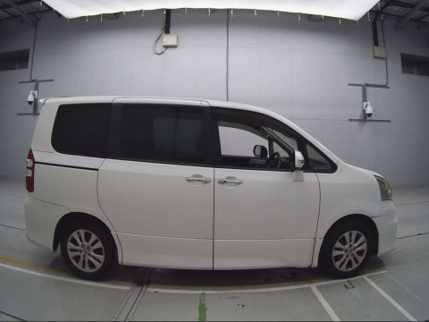 2012 Toyota Noah ZRR70W[2]