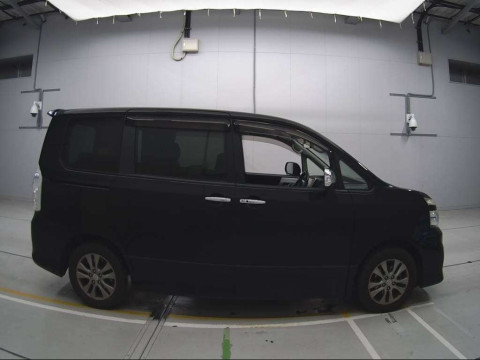 2010 Toyota Voxy ZRR70W[2]