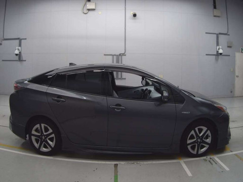 2016 Toyota Prius ZVW51[2]