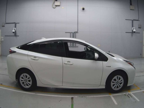 2017 Toyota Prius ZVW50[2]