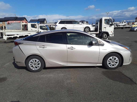 2016 Toyota Prius ZVW50[2]