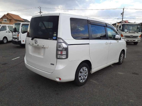 2012 Toyota Voxy ZRR70G[1]