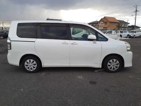 2012 Toyota Voxy ZRR70G[2]