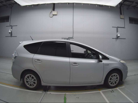 2012 Toyota Prius alpha ZVW41W[2]