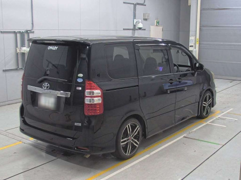 2010 Toyota Noah ZRR70W[1]