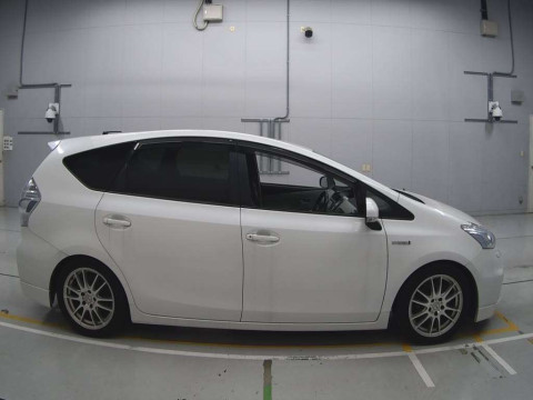 2011 Toyota Prius alpha ZVW41W[2]