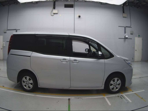 2014 Toyota Noah ZRR80G[2]