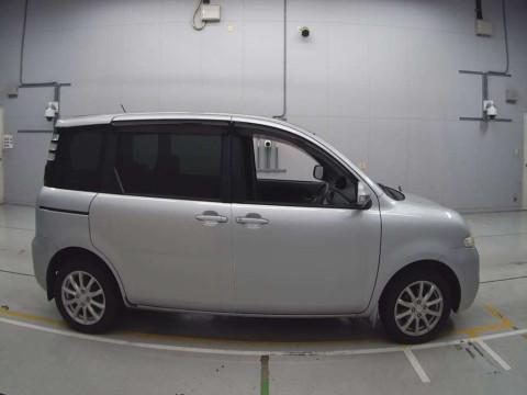 2010 Toyota Sienta NCP81G[2]