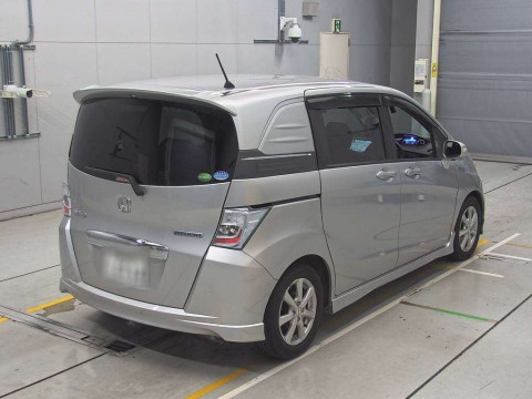 2013 Honda Freed spike hybrid GP3[1]