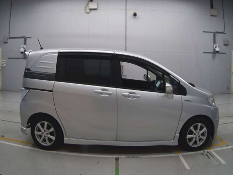 2013 Honda Freed spike hybrid GP3[2]