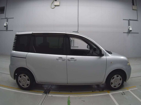 2005 Toyota Sienta NCP81G[2]