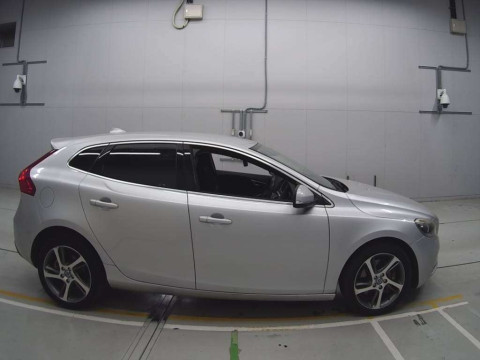 2016 Volvo V40 MD4204T[2]