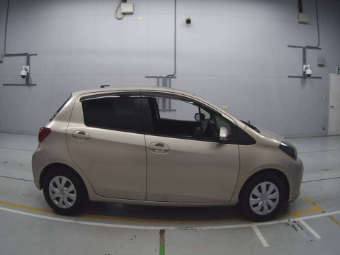 2014 Toyota Vitz NSP130[2]