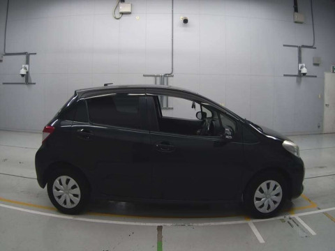 2013 Toyota Vitz KSP130[2]