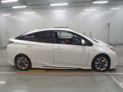 2016 Toyota Prius ZVW51[2]