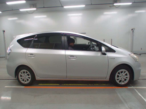 2014 Toyota Prius alpha ZVW41W[2]