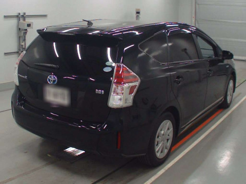 2015 Toyota Prius alpha ZVW40W[1]