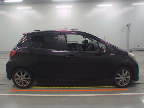 2011 Toyota Vitz NCP131[2]