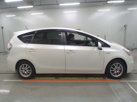 2014 Toyota Prius alpha ZVW41W[2]