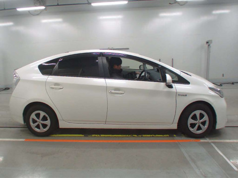 2014 Toyota Prius ZVW30[2]