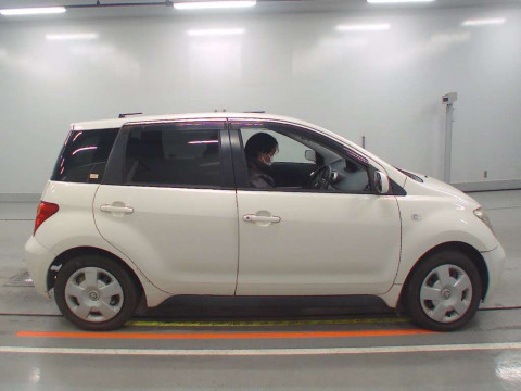 2004 Toyota IST NCP60[2]