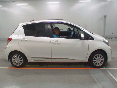 2013 Toyota Vitz NSP130[2]