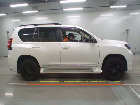 2022 Toyota Land Cruiser Prado TRJ150W[2]