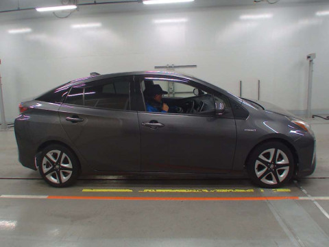 2016 Toyota Prius ZVW50[2]