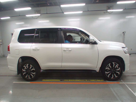 2020 Toyota Land Cruiser URJ202W[2]