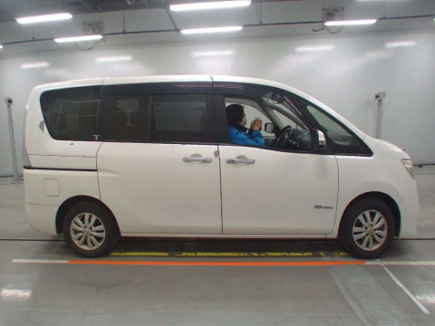 2013 Nissan Serena HC26[2]