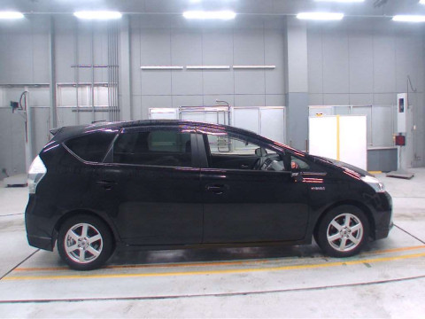 2014 Toyota Prius alpha ZVW41W[2]