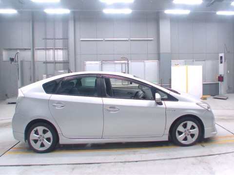 2015 Toyota Prius ZVW30[2]