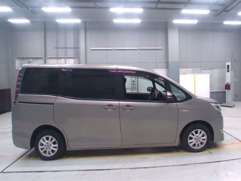 2019 Toyota Noah ZWR80G[2]