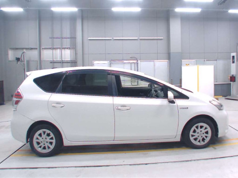 2015 Toyota Prius alpha ZVW40W[2]