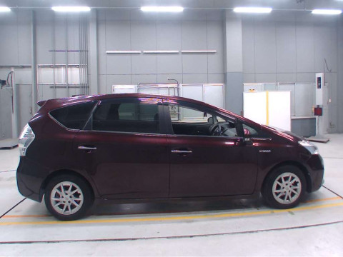 2014 Toyota Prius alpha ZVW40W[2]