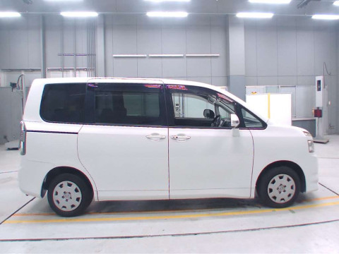 2009 Toyota Voxy ZRR70G[2]