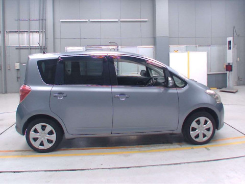 2010 Toyota Ractis SCP100[2]