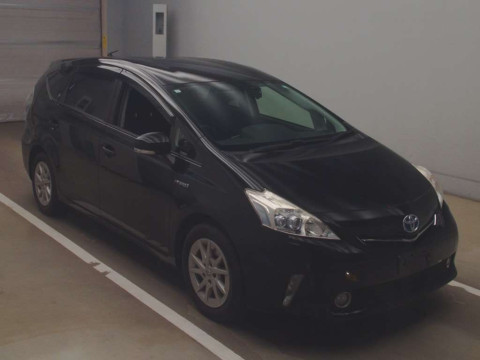 2013 Toyota Prius alpha ZVW41W[2]