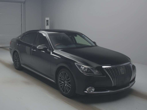 2013 Toyota Crown Majesta GWS214[2]