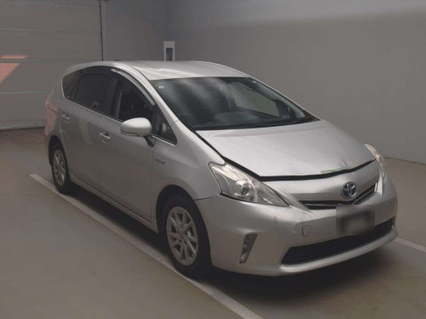 2013 Toyota Prius alpha ZVW41W[2]